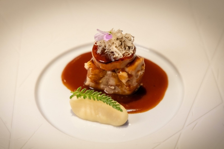 Plato de esturión del restaurante Sollo (Fuengirola, Málaga).
