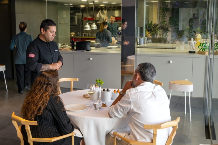 Comedor del restaurante Sollo (Fuengirola, Málaga).