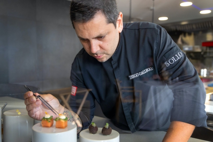 El chef Diego Gallegos en la cocina del restaurante Sollo (Fuengirola, Málaga).