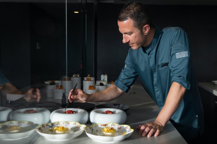 Andrés, segundo de cocina del restaurante Sollo (Fuengirola, Málaga).