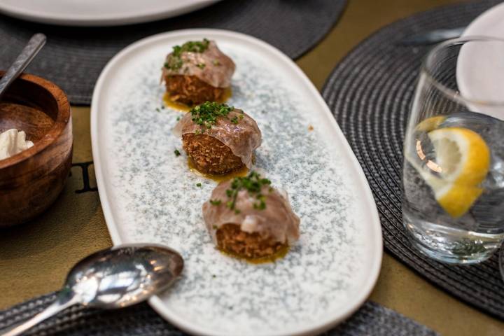 ​Croquetas de cecina con velo de panceta ibérica.