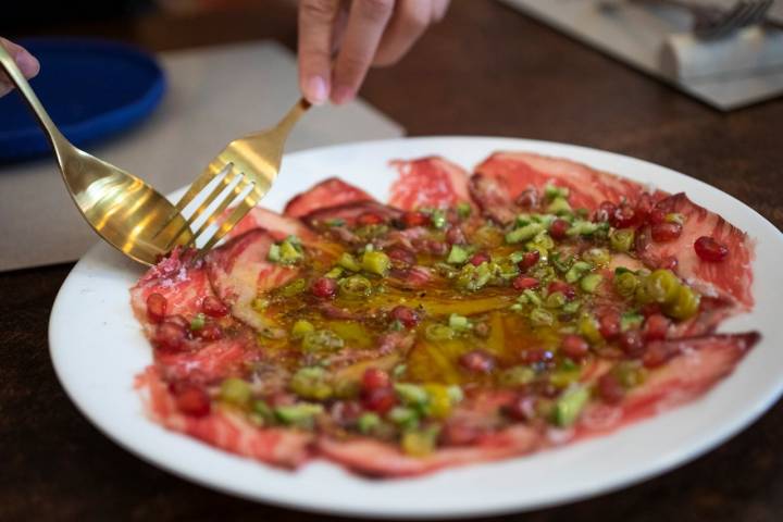 Carpaccio de vaca vieja madurada durante 40 días con encurtidos.