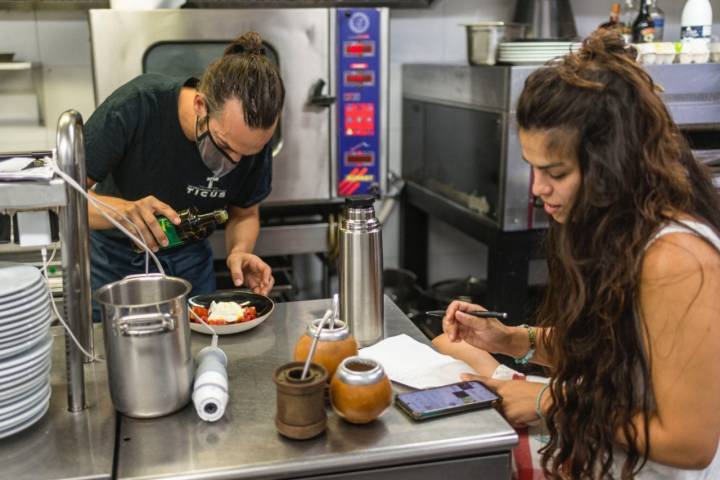 Restaurante 'Ticus' (Sant Sadurní d'Anoia): Joan y su pareja, Erika, en cocina