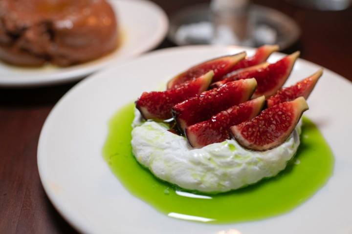 Higo, queso fresco, hoja de higuera, almendras.Mousse de chocolate, pimiento de Espelette, AOVE.