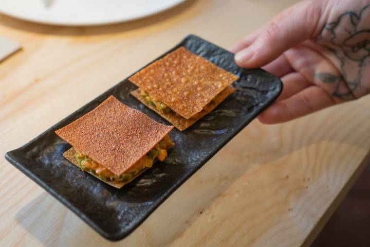 Chip de patata con relleno vegetal -zanahoria, hinojo, plantas aromáticas, estragón- y mahonesa casera.