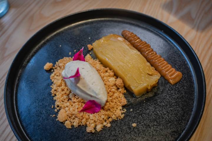 Tarta de manzana asada con helado de Haba Tonka y caramelo salado.