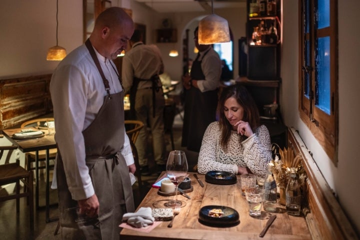 Javi sale personalmente a explicar los platos.