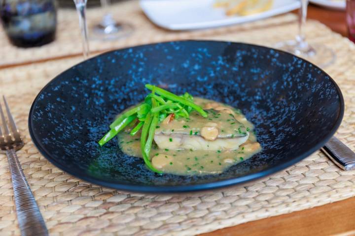 Corvina a baja temperatura en salsa verde con judías verdes salteadas. 