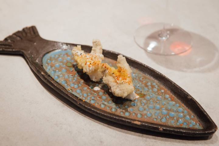 Restaurante Ugo Chan. Madrid. Nigiri de kokotxa tempurizada acompañada con su propio pil pil