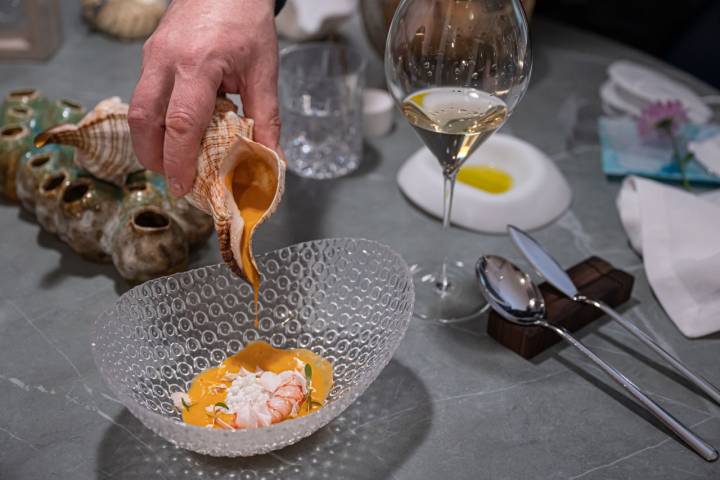 Sirviendo uno de los platos estrella de 'UMA': la sopa del amor, que Iker cocinó para conquistar a Anna en su primera cita.