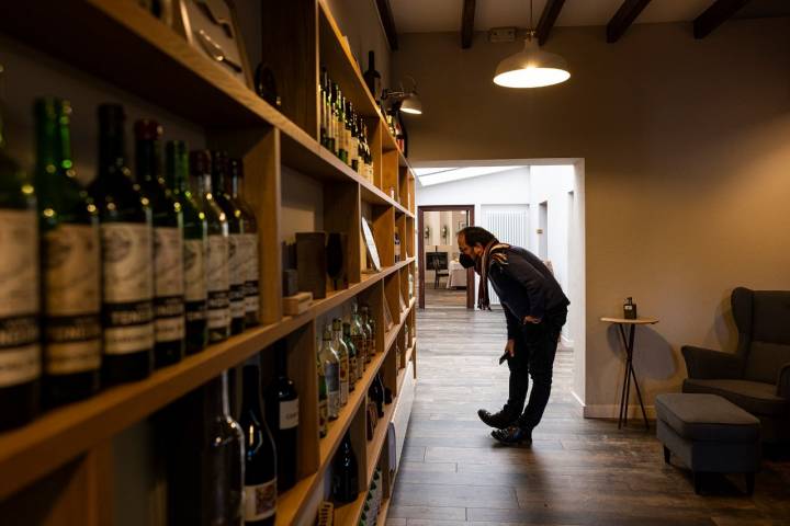 La bodega presume de 1.800 referencias de vinos.