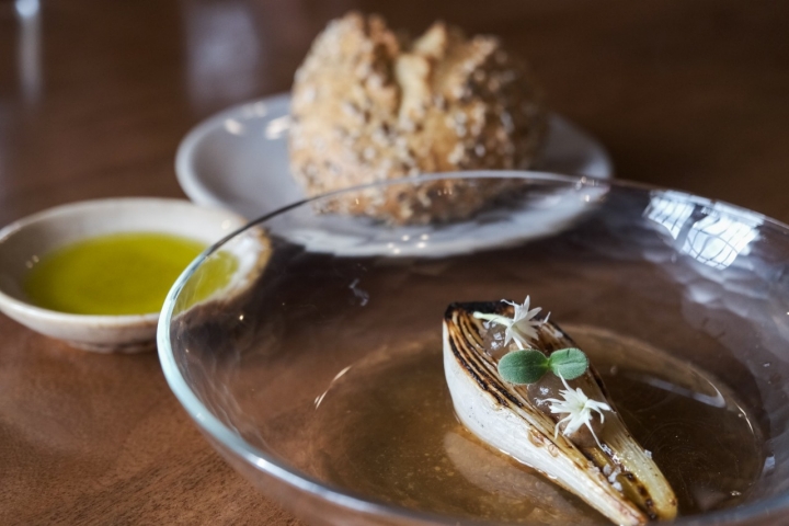 Cebolleta marcada a la plancha con un caldo de setas.