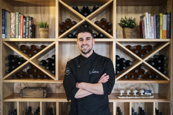 El chef Ángel Sánchez posa en una zona de la sala de Veratus.