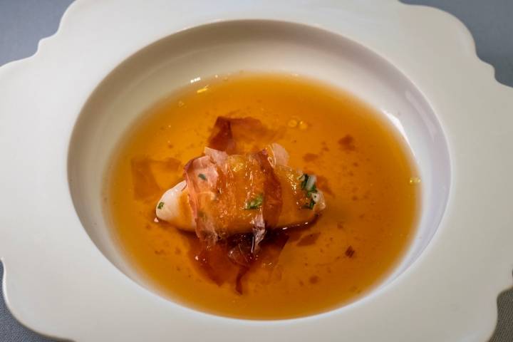 "Dim Sum" relleno de gamba de Palamós con su caldo Dashi al vapor de atún y algas