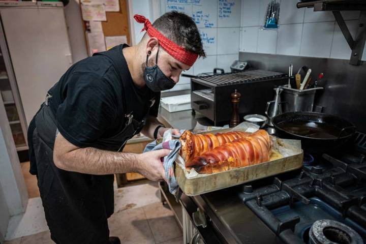 Porchetta con kimchi rojo.