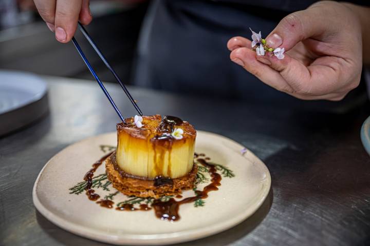 El bocado de tatin de tuétanos de puerros caramelizados y flores de invierno es de suma delicadeza.