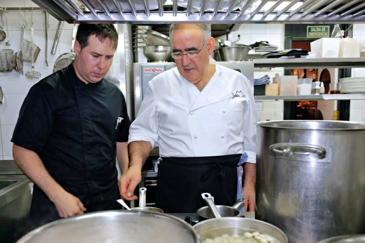 Abraham García cocinando con su mano derecha en 'Viridiana'