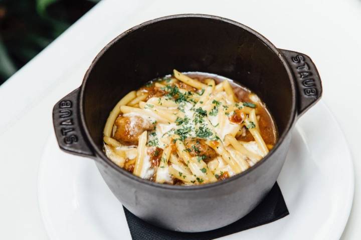 Plato de fideos gruesos con costilla, butifarra y tripa de bacalao.