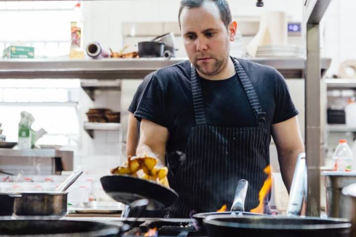 El jefe de cocina concentrado en los fogones.