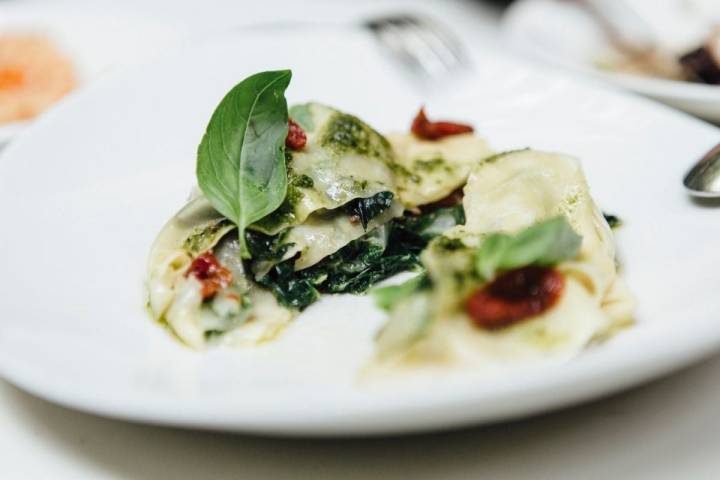 Una deliciosa lasaña de acelgas y espárragos verdes saluda a la primavera.