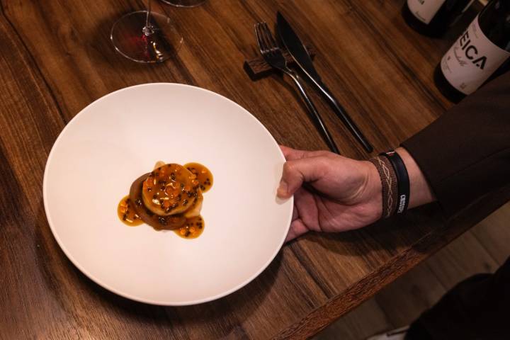 Pollo de caserío, anguila, carapulcra y toffe de coliflor.