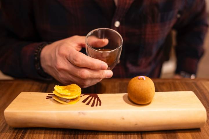 Buñuelo de ají de gallina, consomé y parfait.