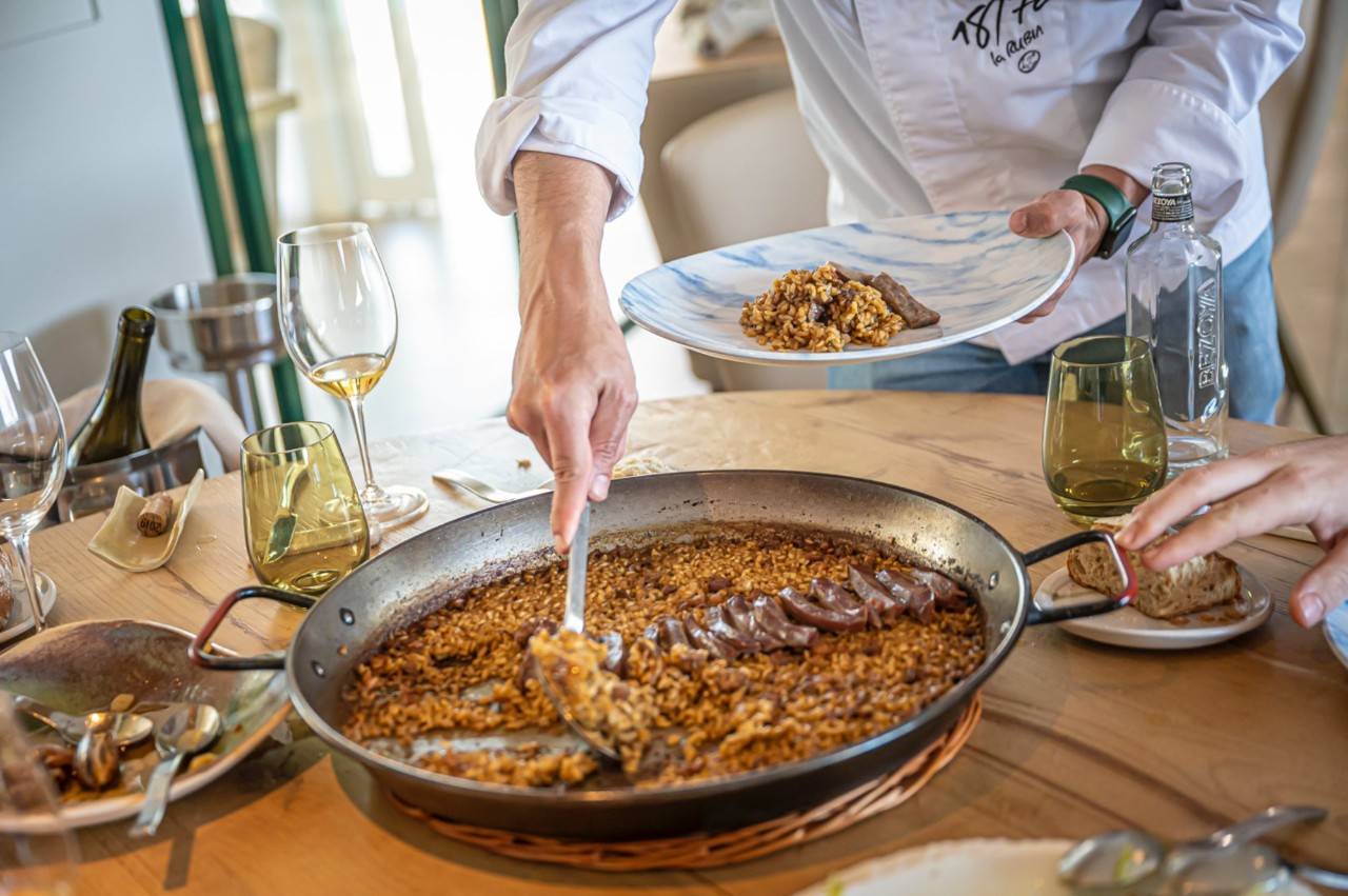 Sirviendo un plato de arroz de atún Balfegó