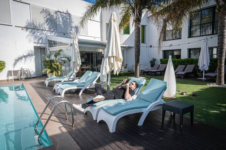 Piscina y jardín del hotel Algadir