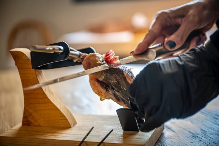 Cortando una loncha de jamón de pato