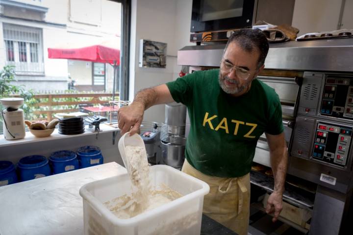 9/11/2022. Madrid. Katz. Redactora: Lara Villanueva. Pedro -el padre de David- trabajando la masa madre en el obrador. Foto de César Cid.