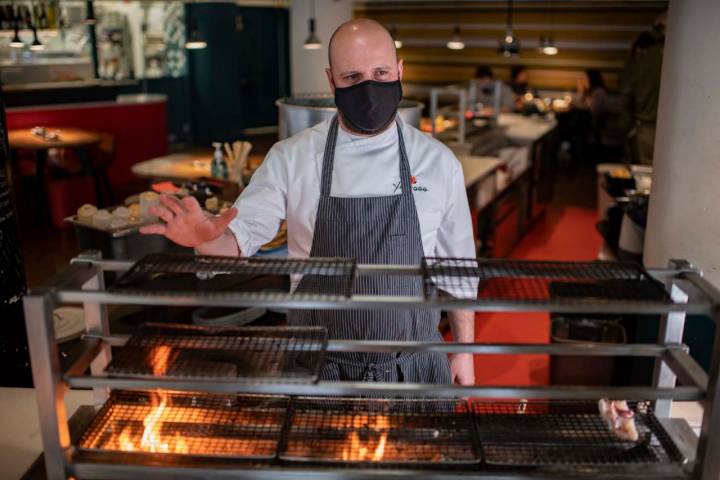 El cocinero tras las parrillas.