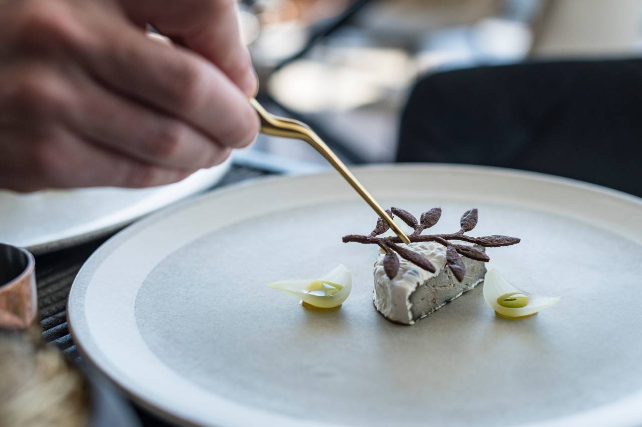 Este plato de cebolla roja simboliza muy bien la línea de desperdicio cero que Adrián busca en cocina.