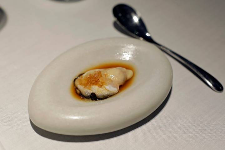 Ostra al natural, ponzu y granizado de yuzu.