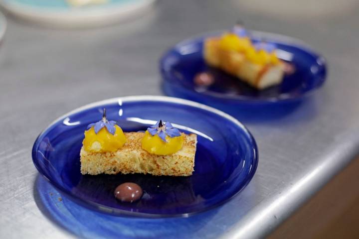 Bombón de 'foie' sobre 'brioche' y crema de manzana.