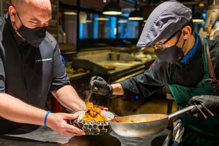 César Martín junto con el jefe de cocina sardo, Angelo Mazzete, ultiman una pasta.