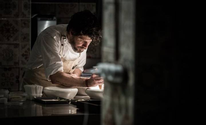 El chef Paulo Airaudo trabajando en su cocina. Foto: Facebook Amelia.