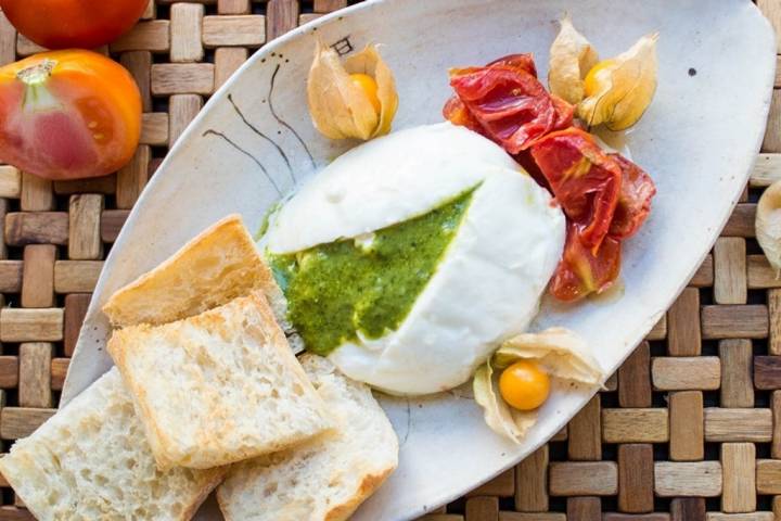 Burrata, pesto, tomate, fisalis y pan. Foto: Facebook 'A Curtidoría'