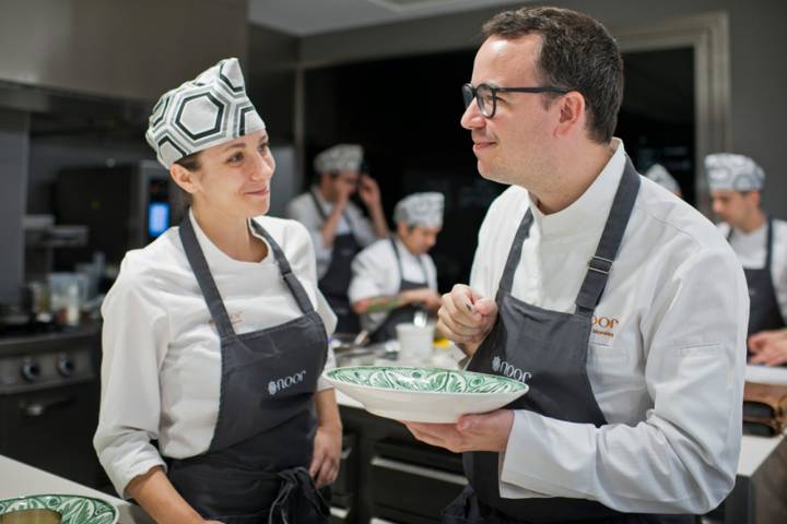 Paco Morales posa en su restaurante 'Noor' junto a un miembro de su equipo.