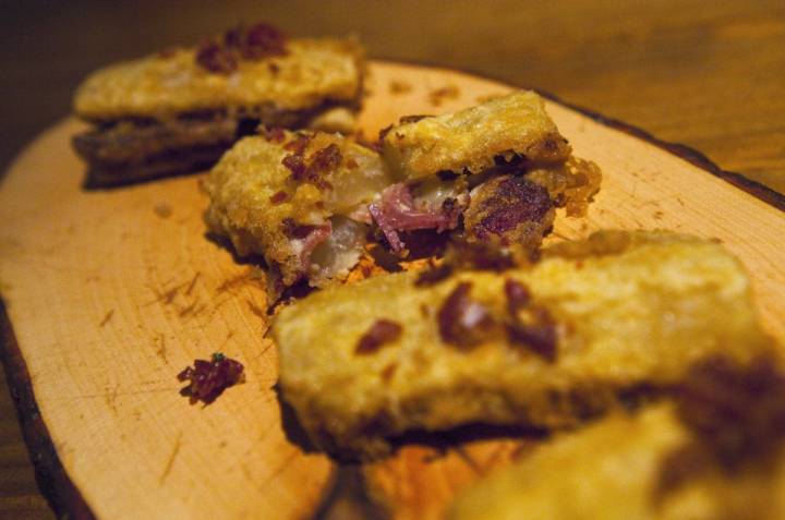 Librillo de pencas de acelga rellenas con queso Idiazábal y jamón serrano.