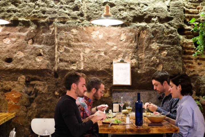 En 'La Encomienda' se puede comer un menú del día sabroso y abundante por menos de ocho euros.