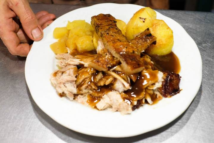 Cerdo asado durante seis horas con manzana caramelizada y patatas.