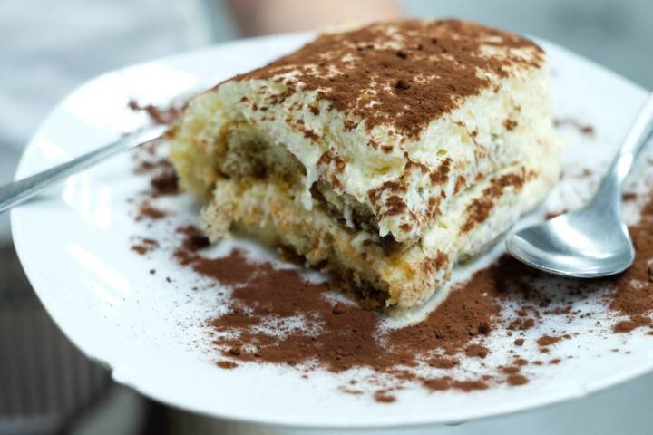 No puedes salir del Mercado de San Antón sin probar el tiramisú de 'La Saletta'.