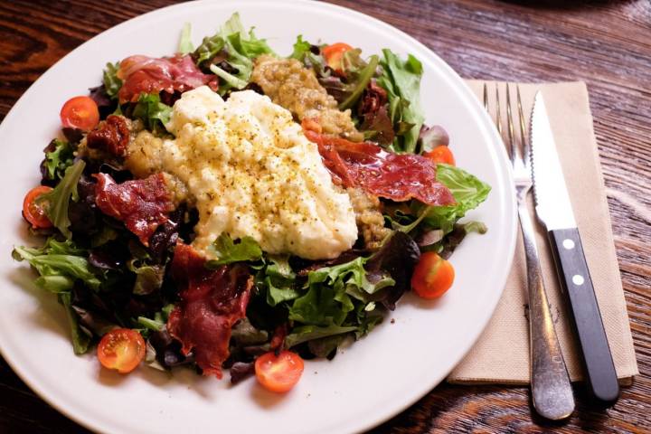 Las ensaladas también son una buena opción para acompañar tu pizza.