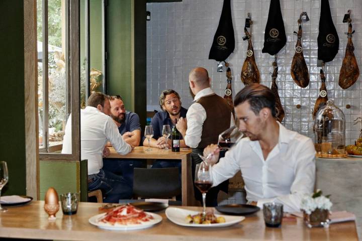 La cocina del local rinde pleitesía a los sabores de la dehesa.