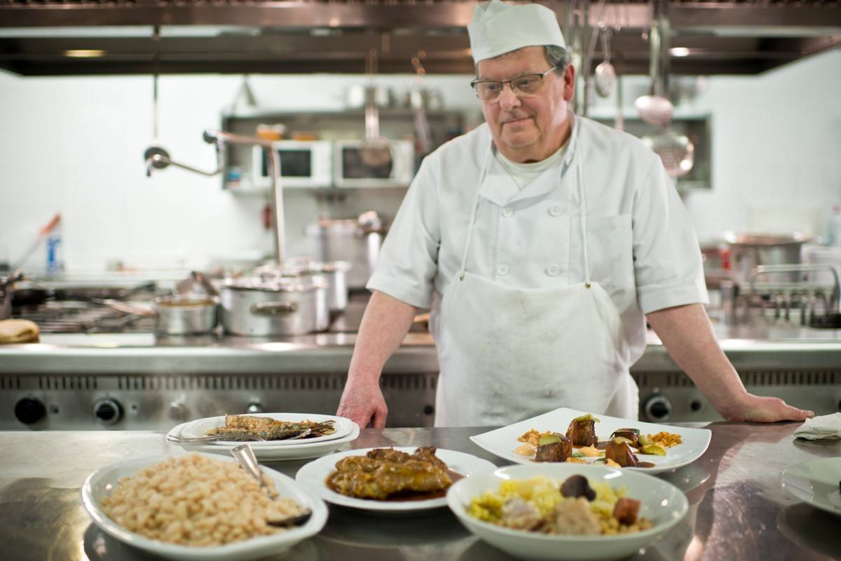 Enrique Alcalá en la cocina de su restaurante en Calaceite, ‘Fonda Alcalá’.