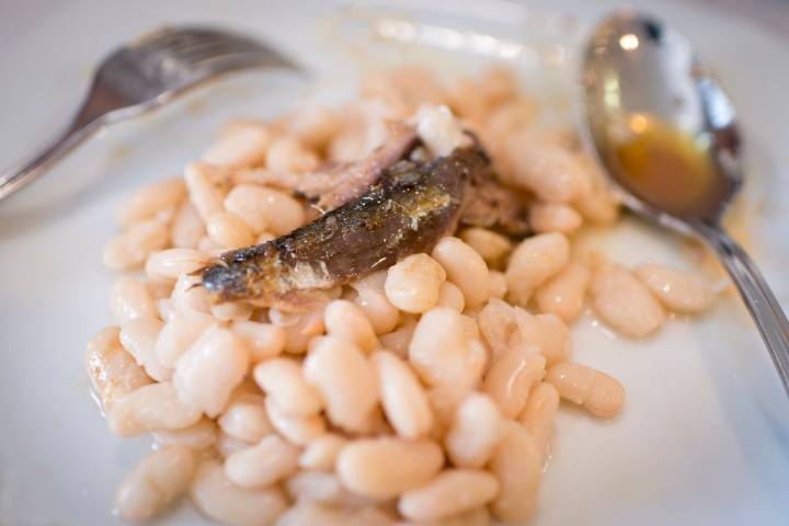 Judías con arenque del restaurante 'Fonda Alcalá'.