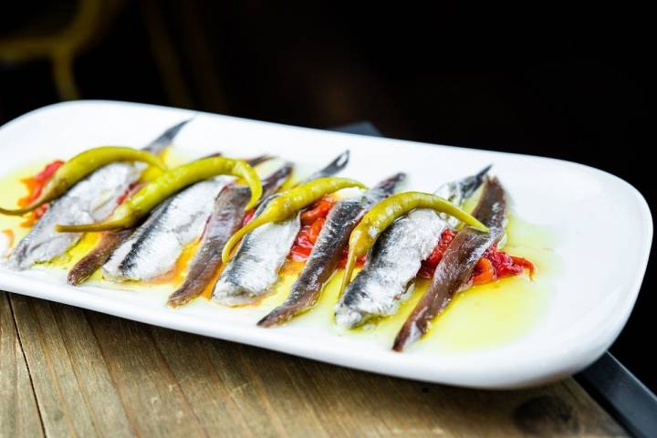 Boquerones, anchoas y piparras de 'La Tajada' (Madrid)