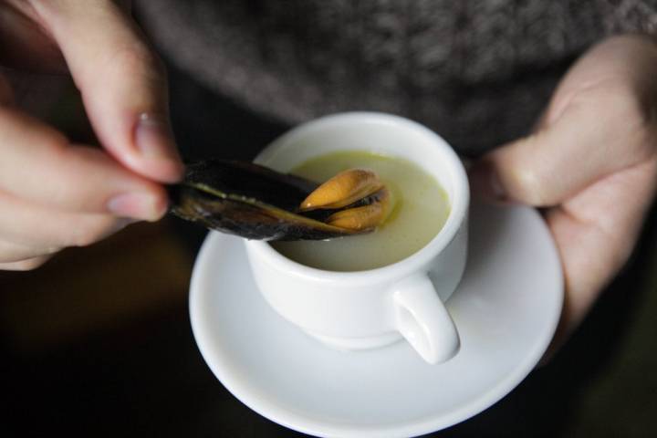 Entramos en calor con un caldo ligeramente picante con mejillón.