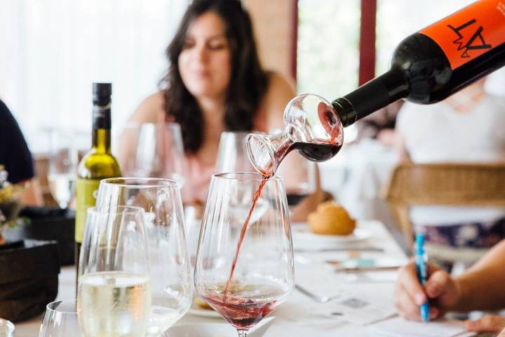 Uno de los peculiares decantadores con los que Antonio, el jefe de sala, sirve los vinos DO Empordà.