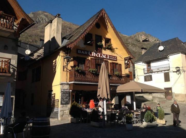 Disfrutando de la terraza de la taberna Urtau tanto en invierno como en verano. Foto: Facebook Val d'Arán